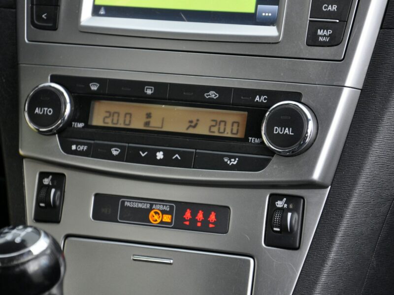 Toyota Avensis 1,8VVTi 147KM Executive/Navi/Alkantara/Alufelgi/Kamera/Ledy/PółSkóry III (2009-)