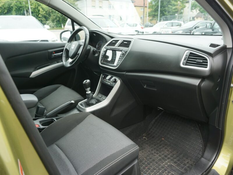 Suzuki SX4 S-Cross polski salon