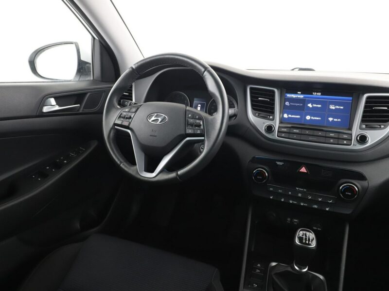 Hyundai Tucson navi klima auto grzane fotele i kierownica kamera i czujniki parkowani III (2015-2020)