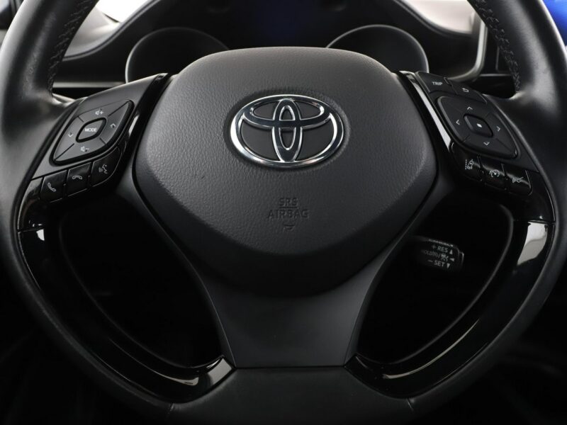 Toyota C-HR hybryda niski przebieg kamera navi ACC