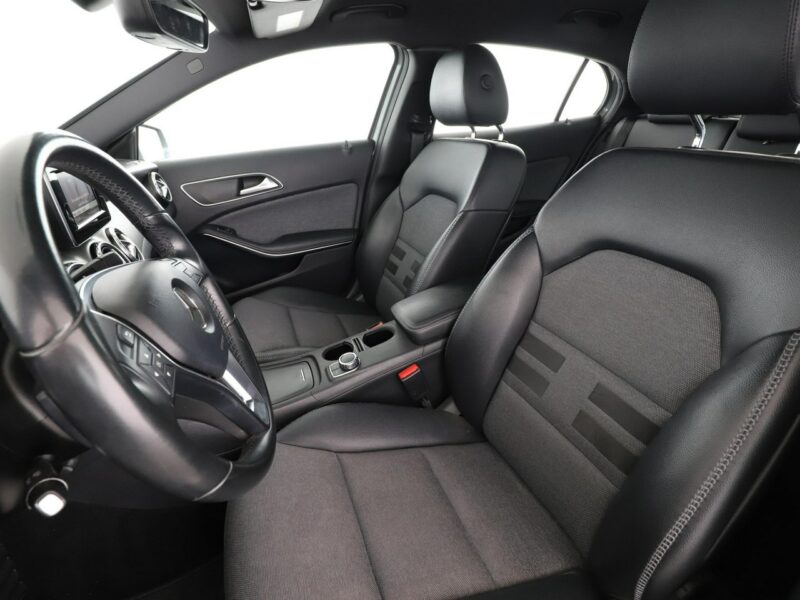 Mercedes GLA 200 Automat Bi-Xenon PDC Klima auto Grzane fotele