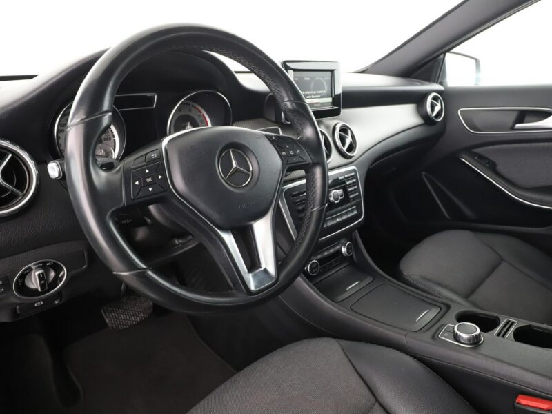 Mercedes GLA 200 Automat Bi-Xenon PDC Klima auto Grzane fotele