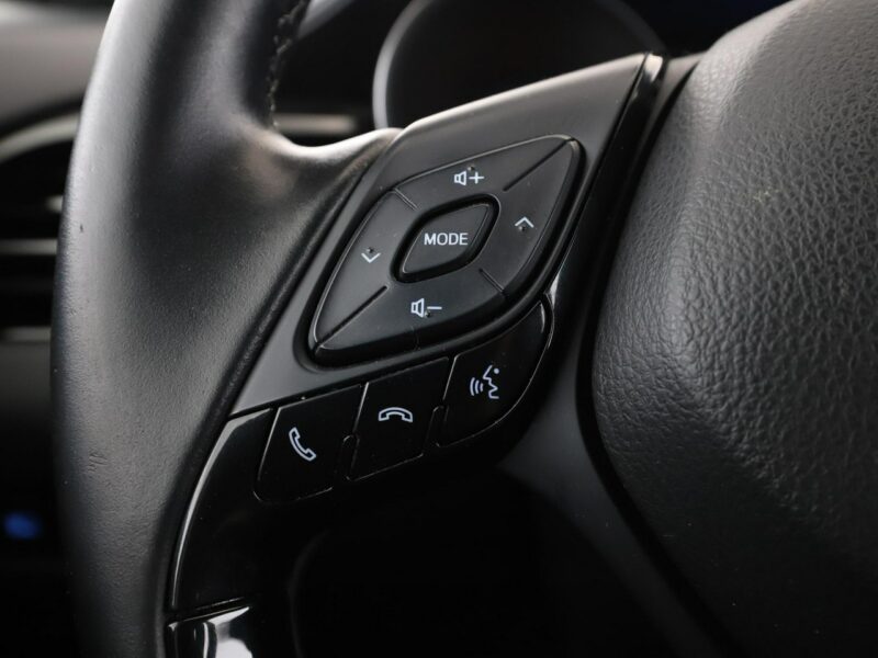 Toyota C-HR navi kamera tempomat Bluetooth
