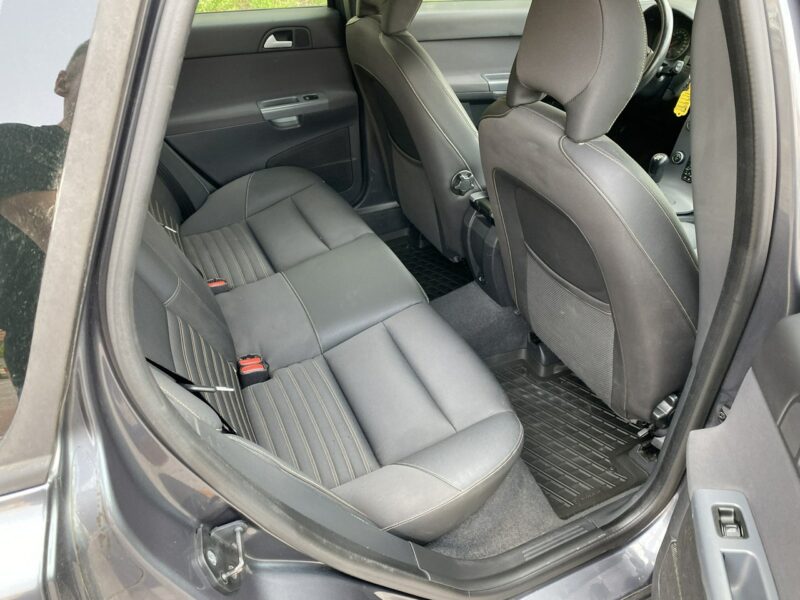 Volvo V50 1,8 mocna benzyna,CLIMAtronic, hak, podgrz. fotele, lusterko fotochrom I (2004-2007)