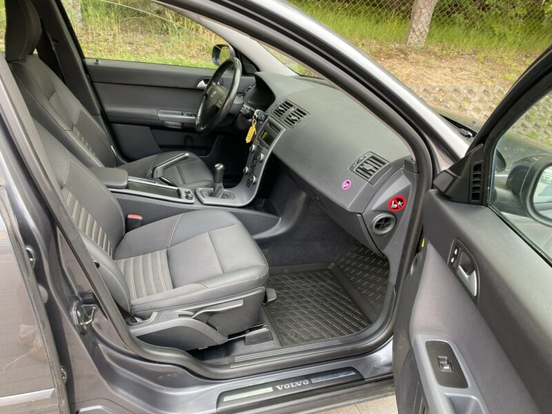 Volvo V50 1,8 mocna benzyna,CLIMAtronic, hak, podgrz. fotele, lusterko fotochrom I (2004-2007)