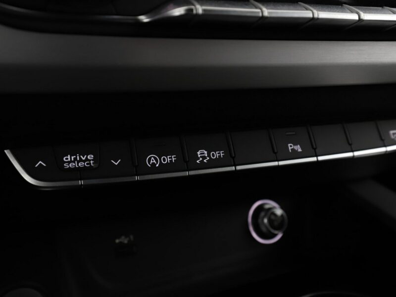 Audi A4 S-tronic quattro S-Line navi grzane fotele ACC LED kamera alcantara B9 (2015-)