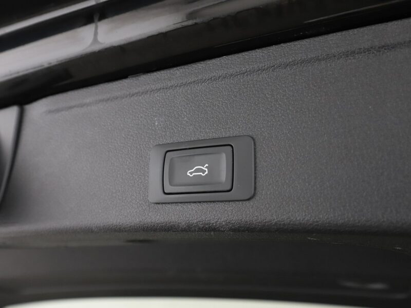Audi A4 S-tronic quattro S-Line navi grzane fotele ACC LED kamera alcantara B9 (2015-)