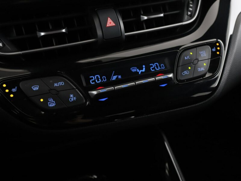 Toyota C-HR navi kamera ACC skóra LED JBL Bluetooth klima-auto