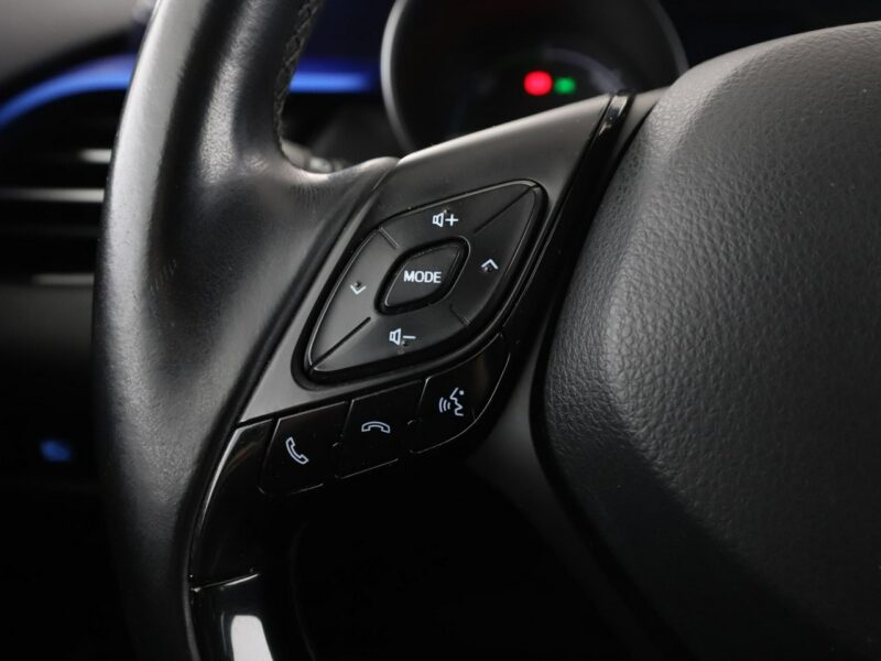Toyota C-HR navi kamera ACC skóra LED JBL Bluetooth klima-auto