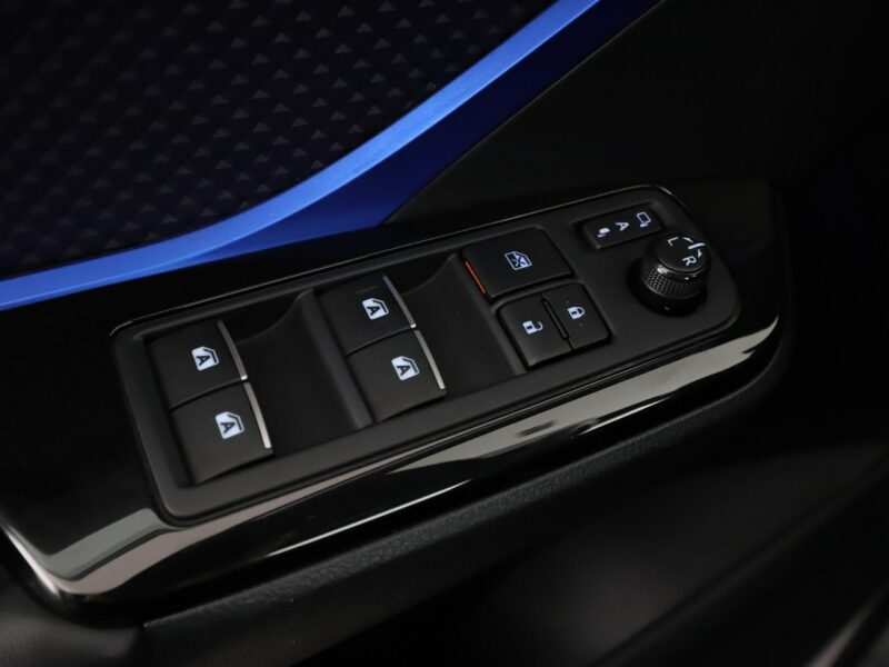 Toyota C-HR navi kamera ACC skóra LED JBL Bluetooth klima-auto