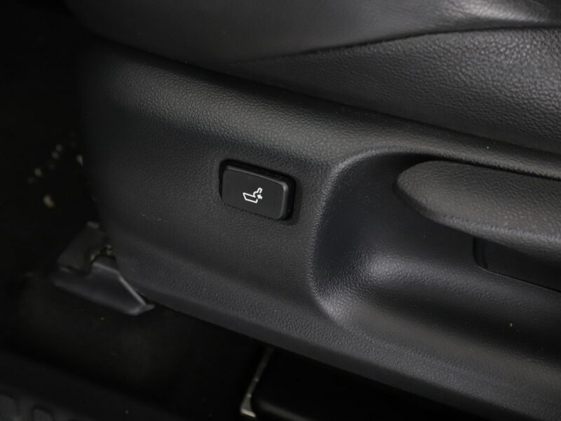Toyota C-HR navi kamera ACC skóra LED JBL Bluetooth klima-auto