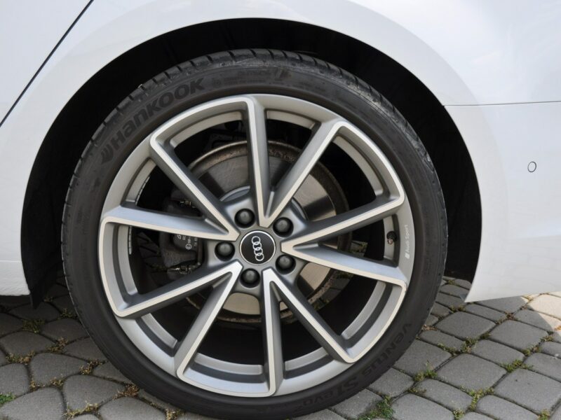 Audi A4 AVANT Competition 2.0TDI 190KM S-tronic S-line Matrix ACC El.klapa Key B9 (2015-)