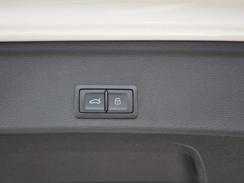 Audi A4 AVANT Competition 2.0TDI 190KM S-tronic S-line Matrix ACC El.klapa Key B9 (2015-)