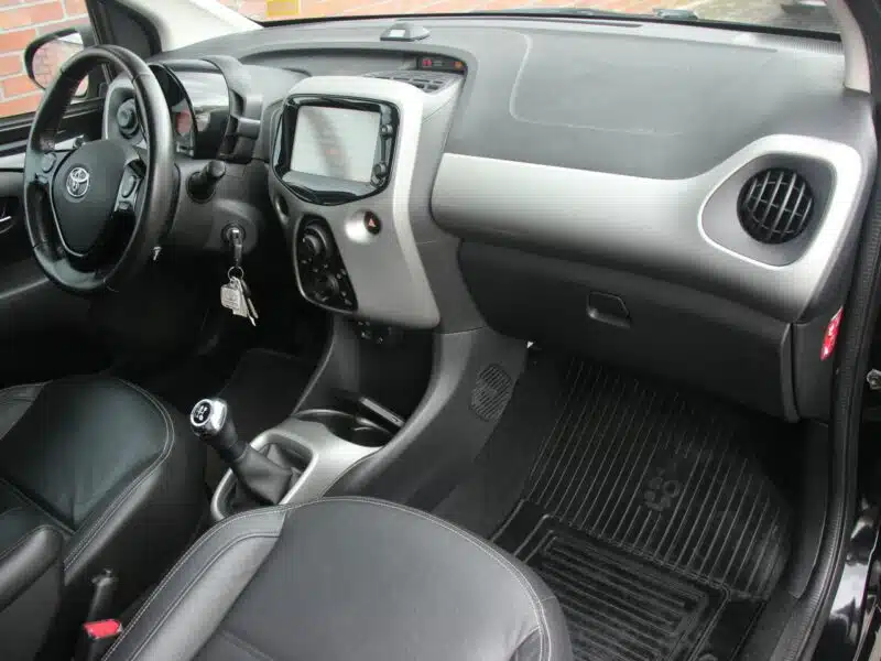 Toyota Aygo Skóra*Klima*GrzaneFotele*Kamera*PanelDotyk*Esp*Led*Bluet*Alu15*GwarVGS II (2014-)