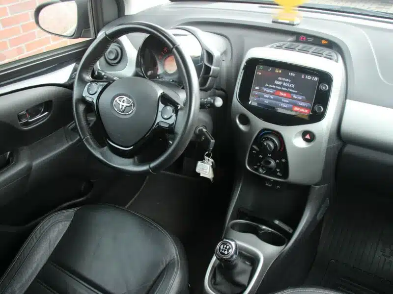 Toyota Aygo Skóra*Klima*GrzaneFotele*Kamera*PanelDotyk*Esp*Led*Bluet*Alu15*GwarVGS II (2014-)