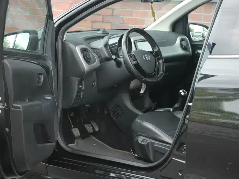 Toyota Aygo Skóra*Klima*GrzaneFotele*Kamera*PanelDotyk*Esp*Led*Bluet*Alu15*GwarVGS II (2014-)