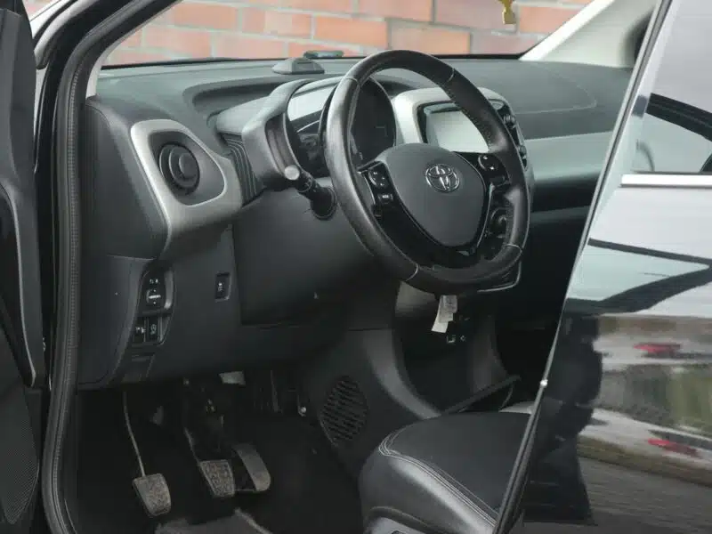 Toyota Aygo Skóra*Klima*GrzaneFotele*Kamera*PanelDotyk*Esp*Led*Bluet*Alu15*GwarVGS II (2014-)