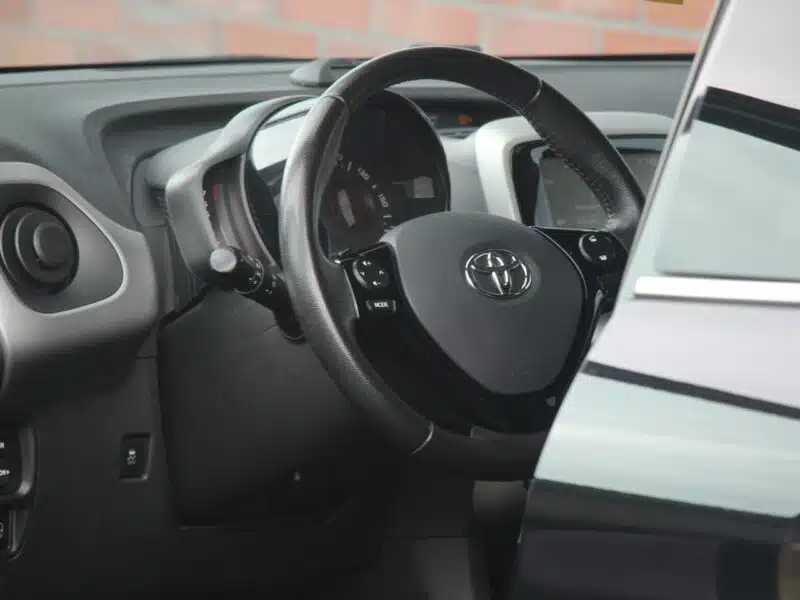 Toyota Aygo Skóra*Klima*GrzaneFotele*Kamera*PanelDotyk*Esp*Led*Bluet*Alu15*GwarVGS II (2014-)