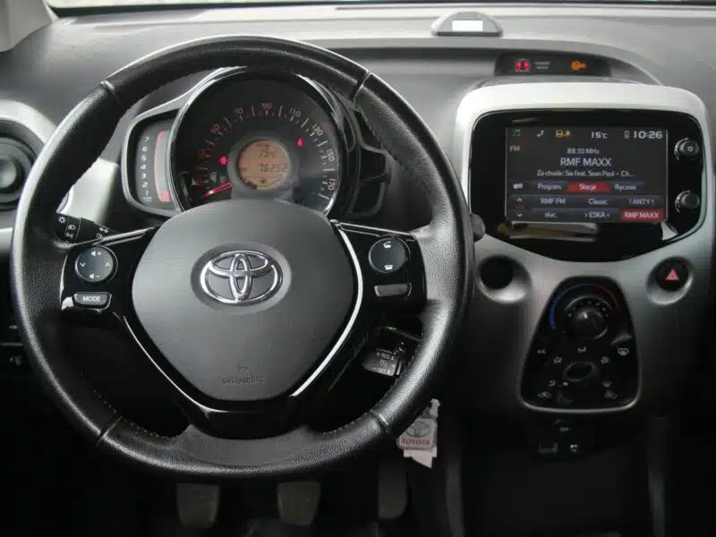 Toyota Aygo Skóra*Klima*GrzaneFotele*Kamera*PanelDotyk*Esp*Led*Bluet*Alu15*GwarVGS II (2014-)