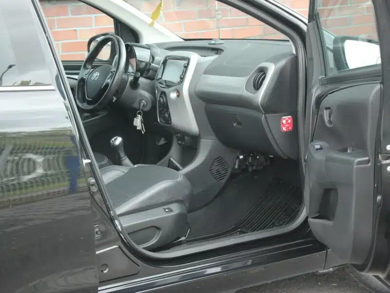 Toyota Aygo Skóra*Klima*GrzaneFotele*Kamera*PanelDotyk*Esp*Led*Bluet*Alu15*GwarVGS II (2014-)