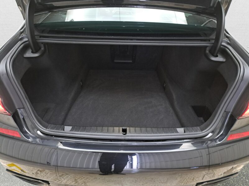 BMW 750 G12 (2015-...)