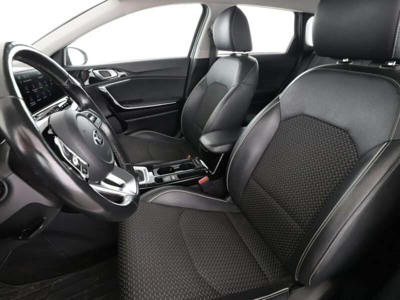 Kia Cee'd PHEV navi el. sterowane i ogrzewane fotele kamera i czujniki parkowani III (2018-)