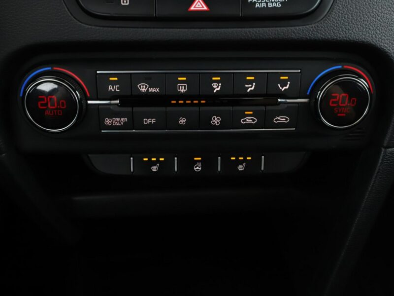 Kia Cee'd PHEV navi el. sterowane i ogrzewane fotele kamera i czujniki parkowani III (2018-)
