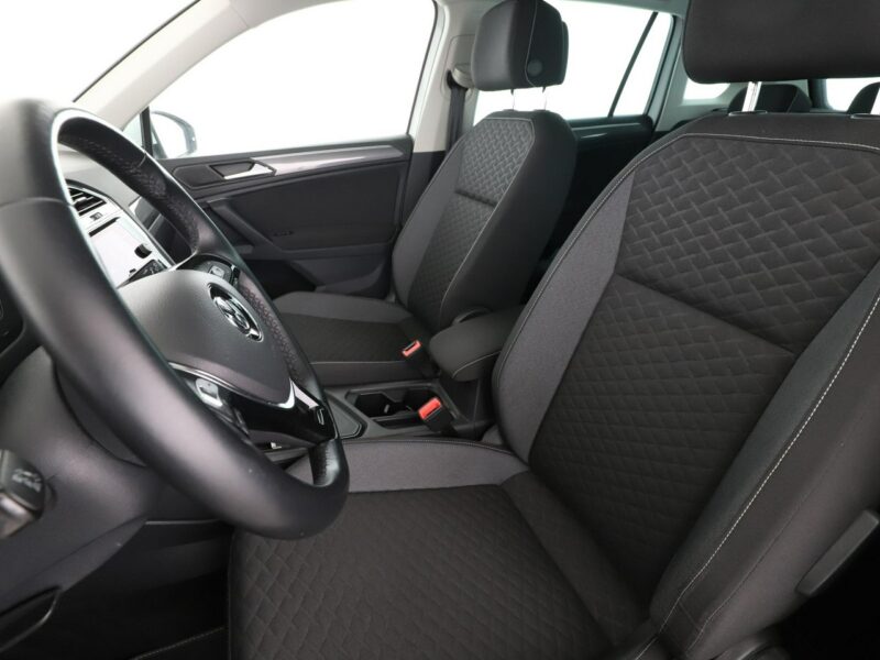 Volkswagen Tiguan Tempomat adaptacyjny PDC grzane fotele klima 3-strefowa navi bluetooth II (2016-2024)