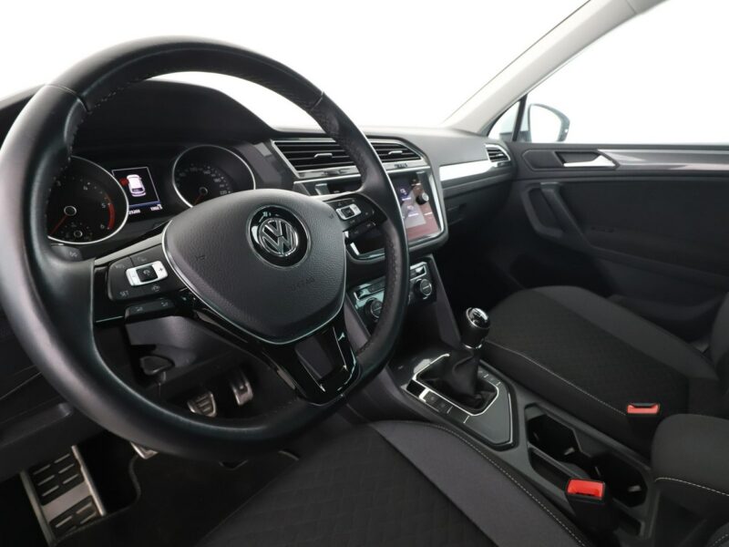 Volkswagen Tiguan Tempomat adaptacyjny PDC grzane fotele klima 3-strefowa navi bluetooth II (2016-2024)