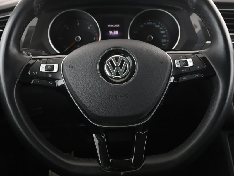 Volkswagen Tiguan Tempomat adaptacyjny PDC grzane fotele klima 3-strefowa navi bluetooth II (2016-2024)