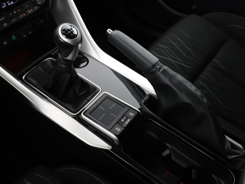Mitsubishi Eclipse Cross PDC Klima auto grzane fotele przód/tył navi bluetooth VI (2018-)