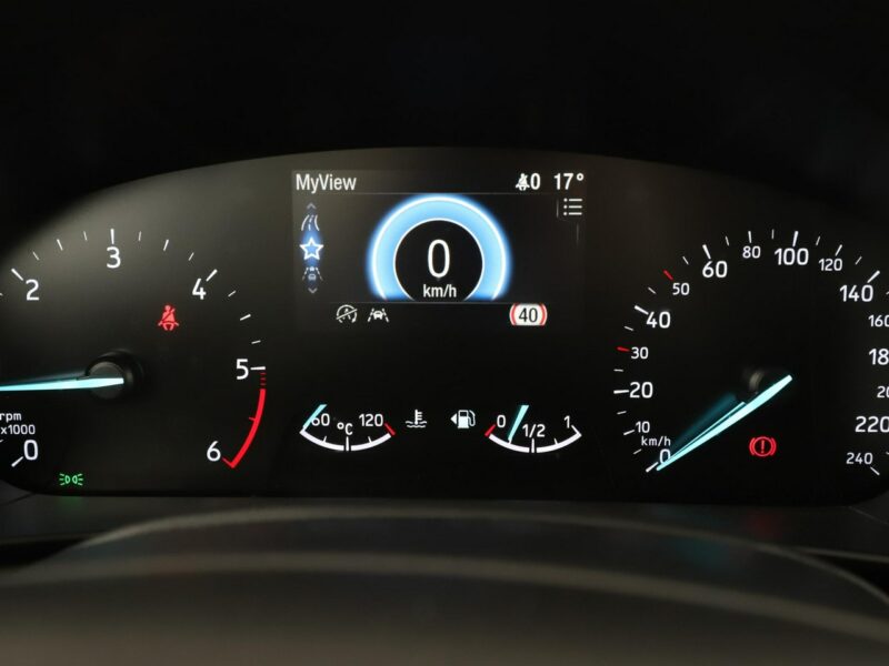 Ford Focus navigacja klimatyzacja czujniki parkowania bluetoothnavigacja klimatyz Mk4 (2018-)