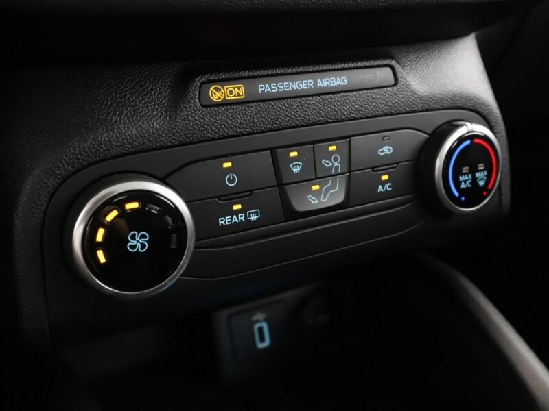 Ford Focus navigacja klimatyzacja czujniki parkowania bluetoothnavigacja klimatyz Mk4 (2018-)
