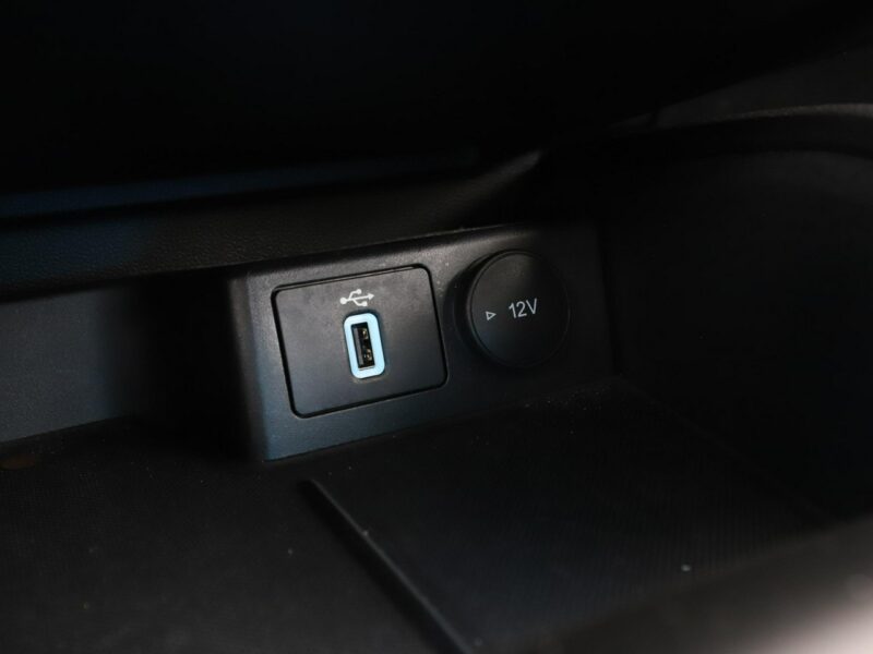 Ford Focus navigacja klimatyzacja czujniki parkowania bluetoothnavigacja klimatyz Mk4 (2018-)