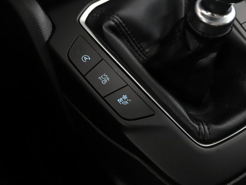Ford Focus navigacja klimatyzacja czujniki parkowania bluetoothnavigacja klimatyz Mk4 (2018-)