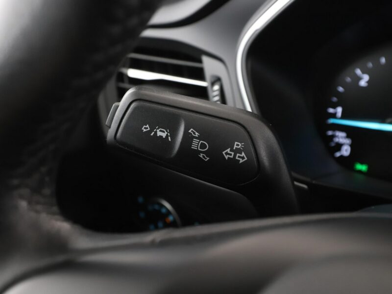 Ford Focus navigacja klimatyzacja czujniki parkowania bluetoothnavigacja klimatyz Mk4 (2018-)
