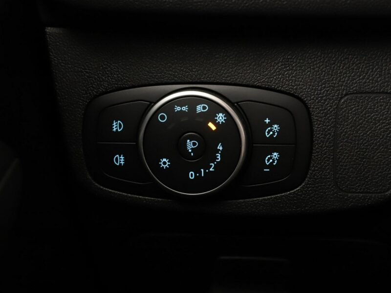 Ford Focus navigacja klimatyzacja czujniki parkowania bluetoothnavigacja klimatyz Mk4 (2018-)