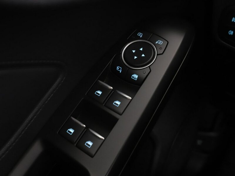 Ford Focus navigacja klimatyzacja czujniki parkowania bluetoothnavigacja klimatyz Mk4 (2018-)