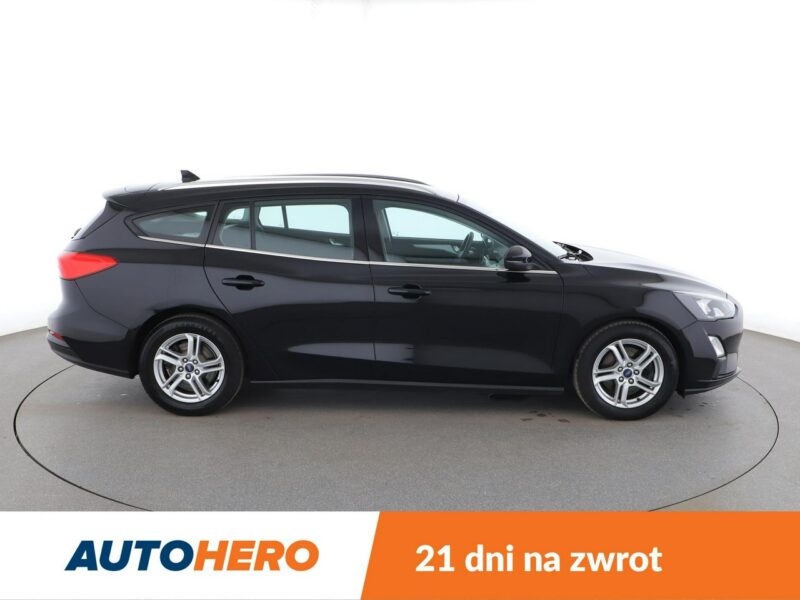 Ford Focus navigacja klimatyzacja czujniki parkowania bluetoothnavigacja klimatyz Mk4 (2018-)