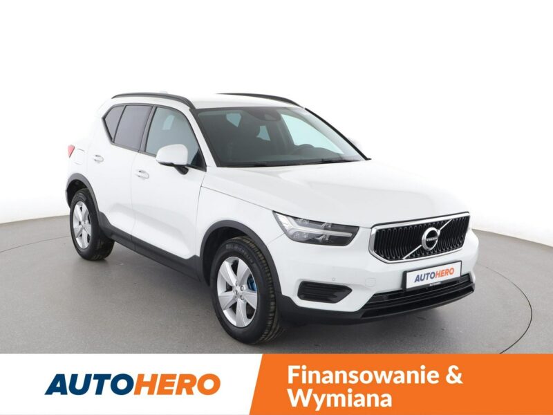 Volvo XC 40 Momentum Core niski przebieg kamera hak grzane fotele LED tempomat