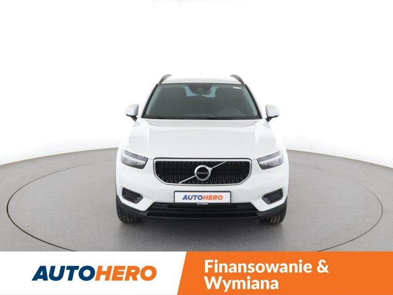 Volvo XC 40 Momentum Core niski przebieg kamera hak grzane fotele LED tempomat