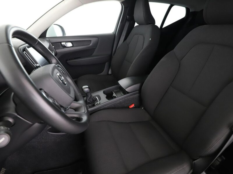 Volvo XC 40 Momentum Core niski przebieg kamera hak grzane fotele LED tempomat