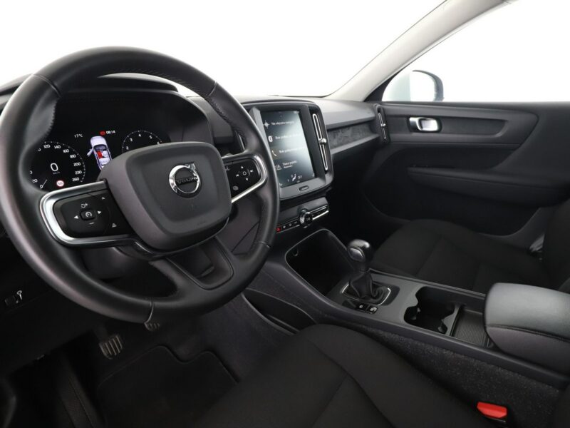 Volvo XC 40 Momentum Core niski przebieg kamera hak grzane fotele LED tempomat