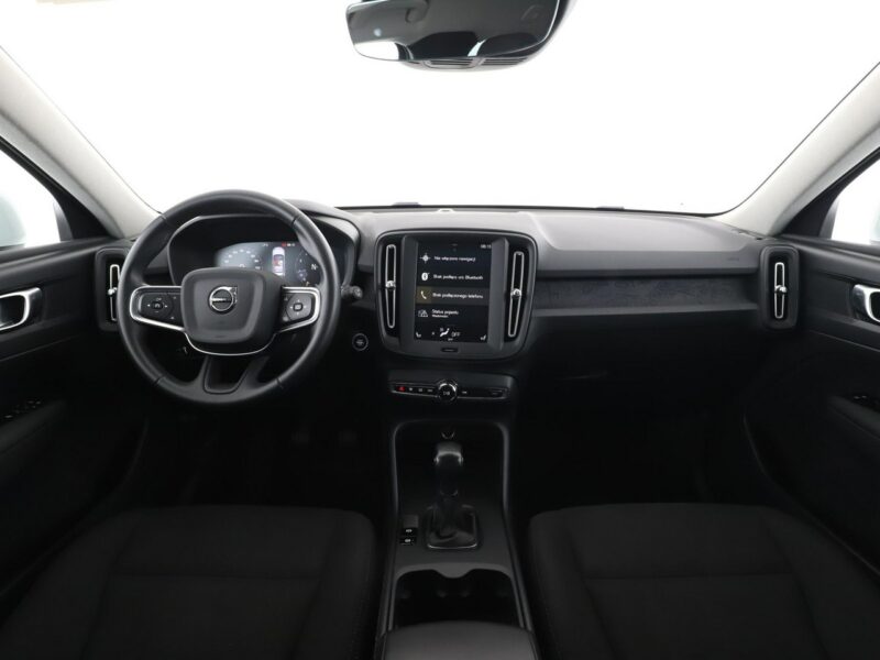 Volvo XC 40 Momentum Core niski przebieg kamera hak grzane fotele LED tempomat
