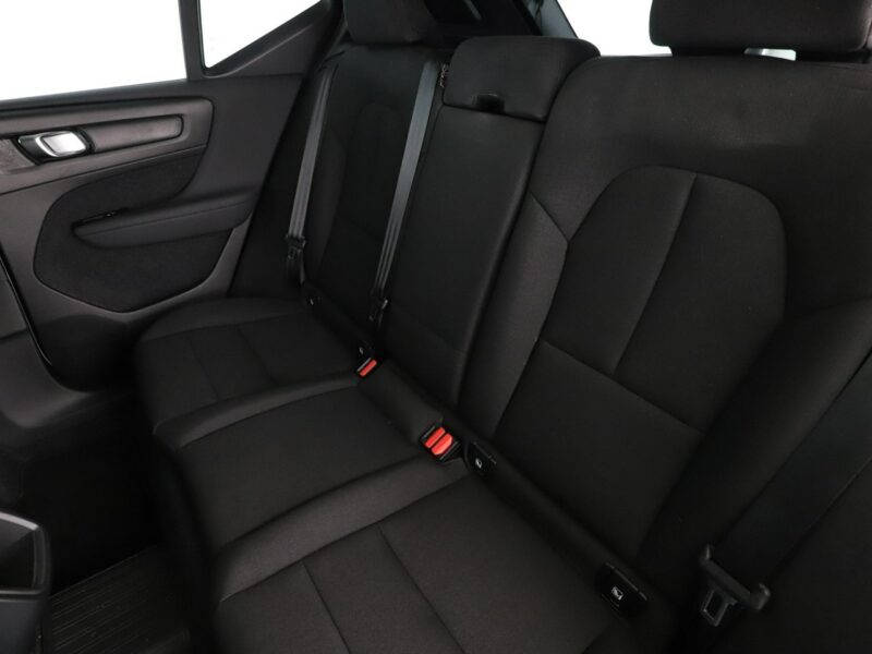 Volvo XC 40 Momentum Core niski przebieg kamera hak grzane fotele LED tempomat