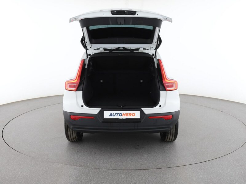 Volvo XC 40 Momentum Core niski przebieg kamera hak grzane fotele LED tempomat
