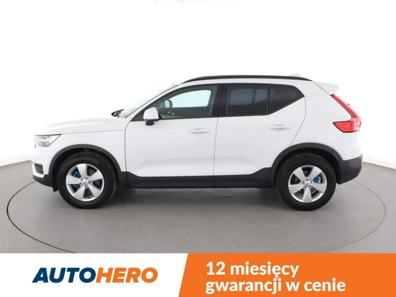 Volvo XC 40 Momentum Core niski przebieg kamera hak grzane fotele LED tempomat