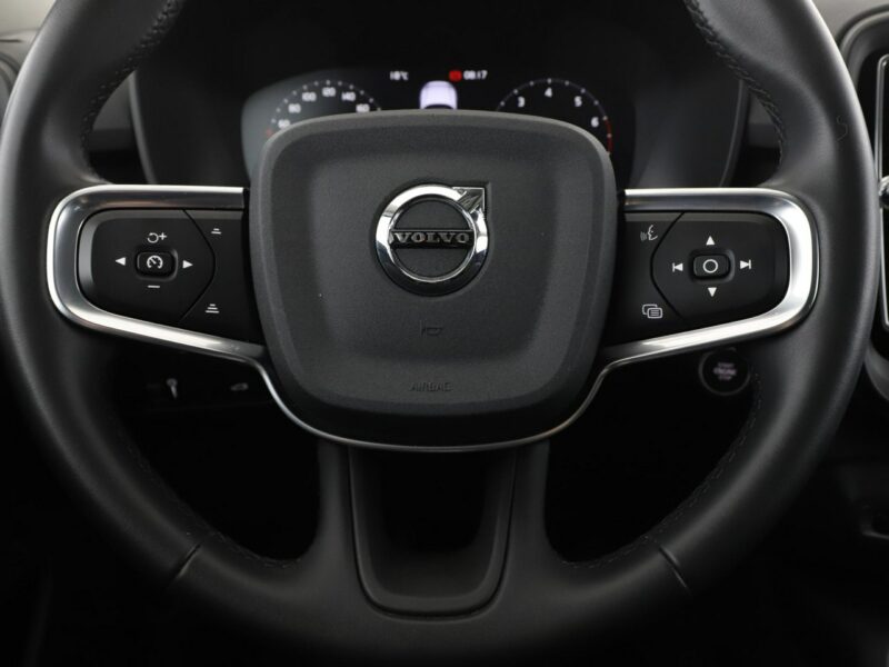 Volvo XC 40 Momentum Core niski przebieg kamera hak grzane fotele LED tempomat