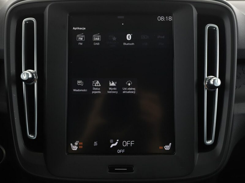 Volvo XC 40 Momentum Core niski przebieg kamera hak grzane fotele LED tempomat