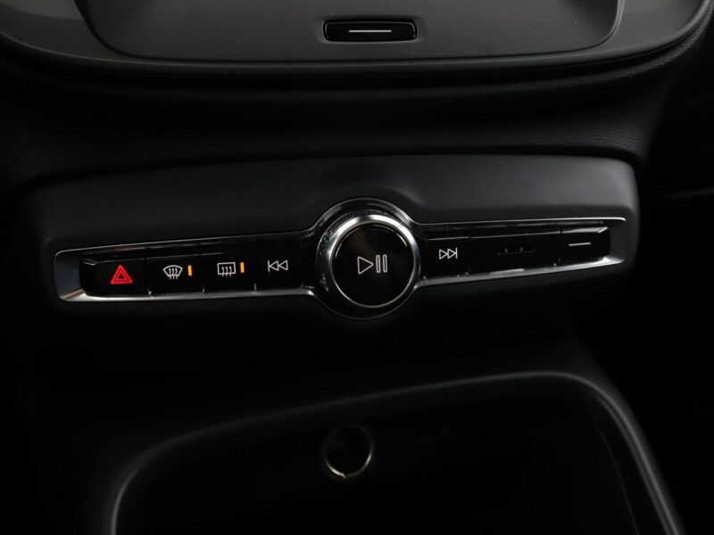 Volvo XC 40 Momentum Core niski przebieg kamera hak grzane fotele LED tempomat